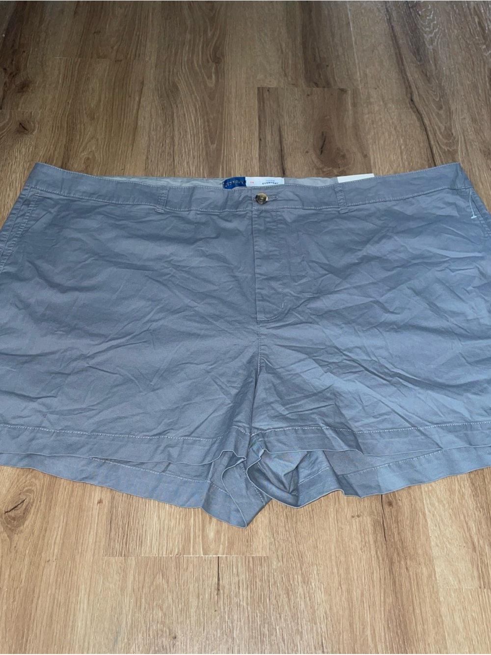 Old Navy Men's Light Gray Flat-Front Shorts - Classic Casual